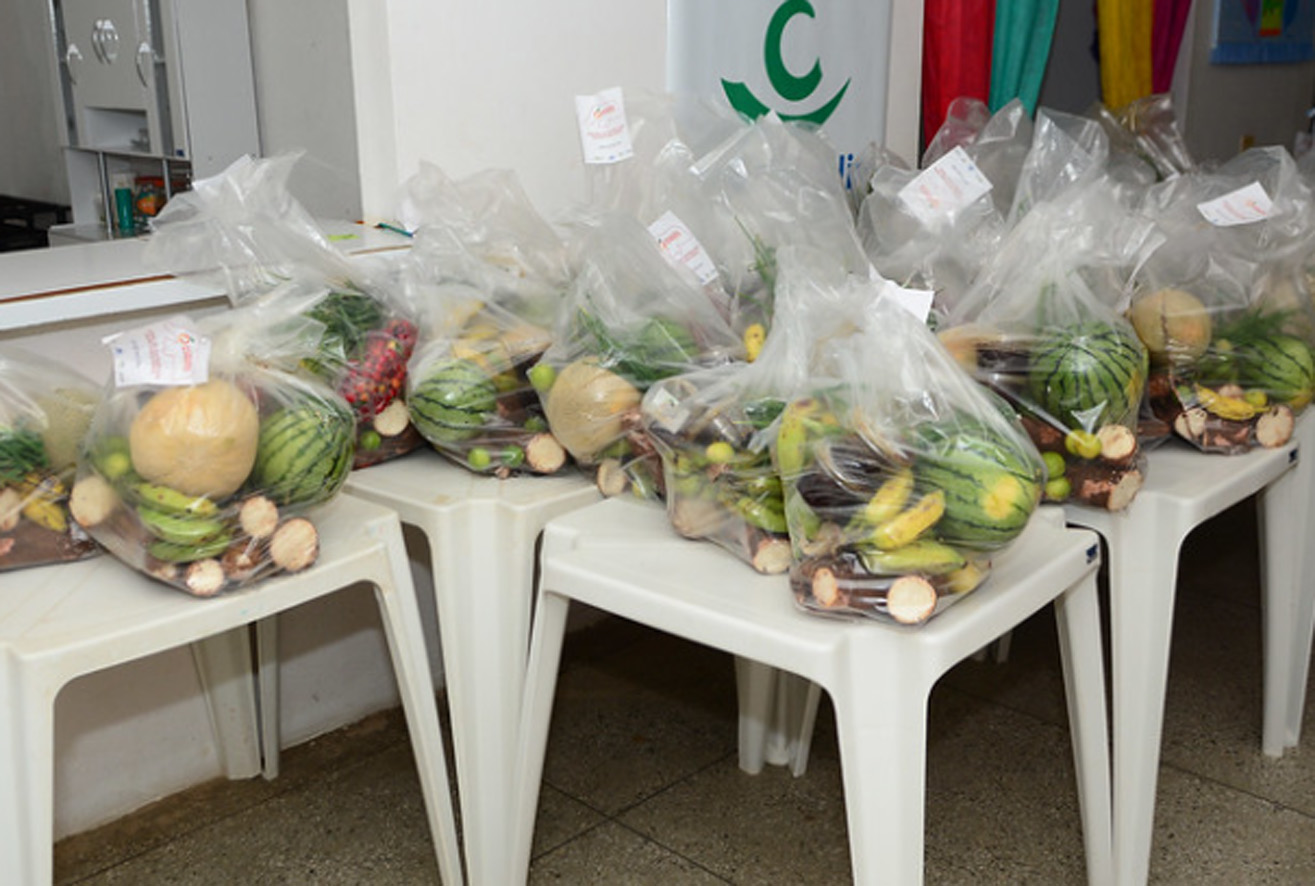 Quase 800 famílias assistidas pelos CRASs são beneficiadas com kits de alimentação