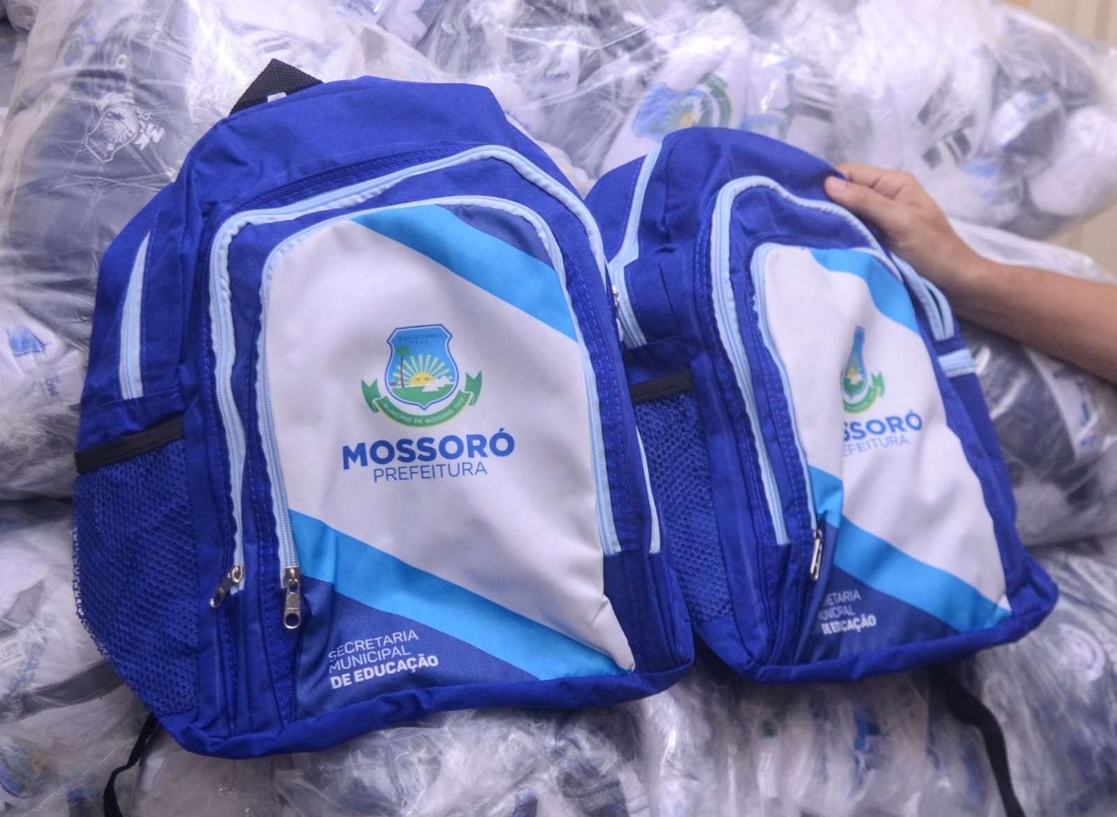 Prefeitura de Mossoró distribui fardamento e mochila para alunos da Escola Paulo Cavalcante