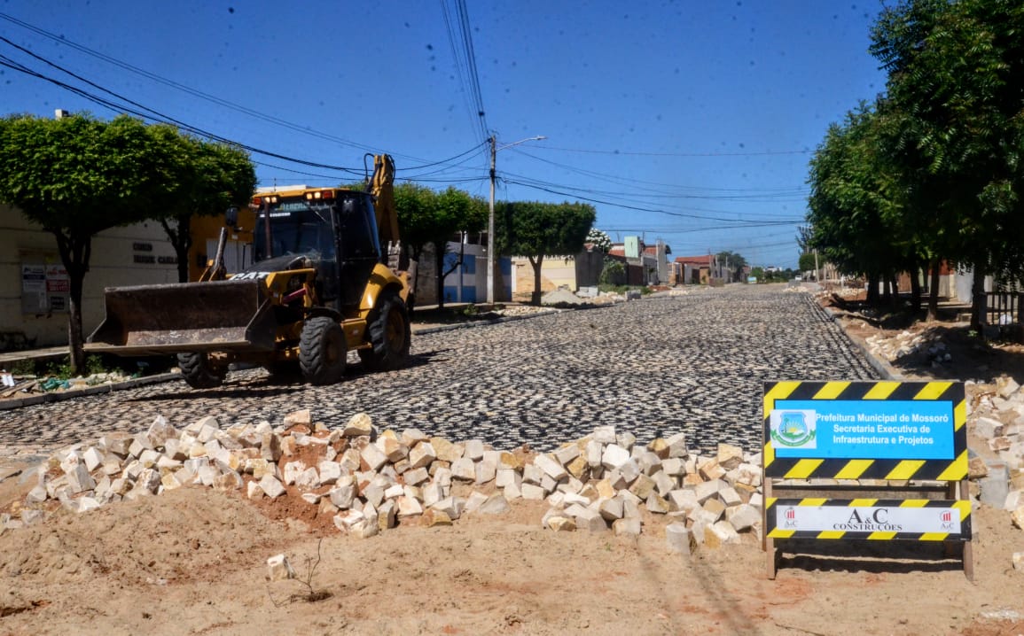 Ruas do bairro Monsenhor Américo são pavimentadas pela Prefeitura de Mossoró