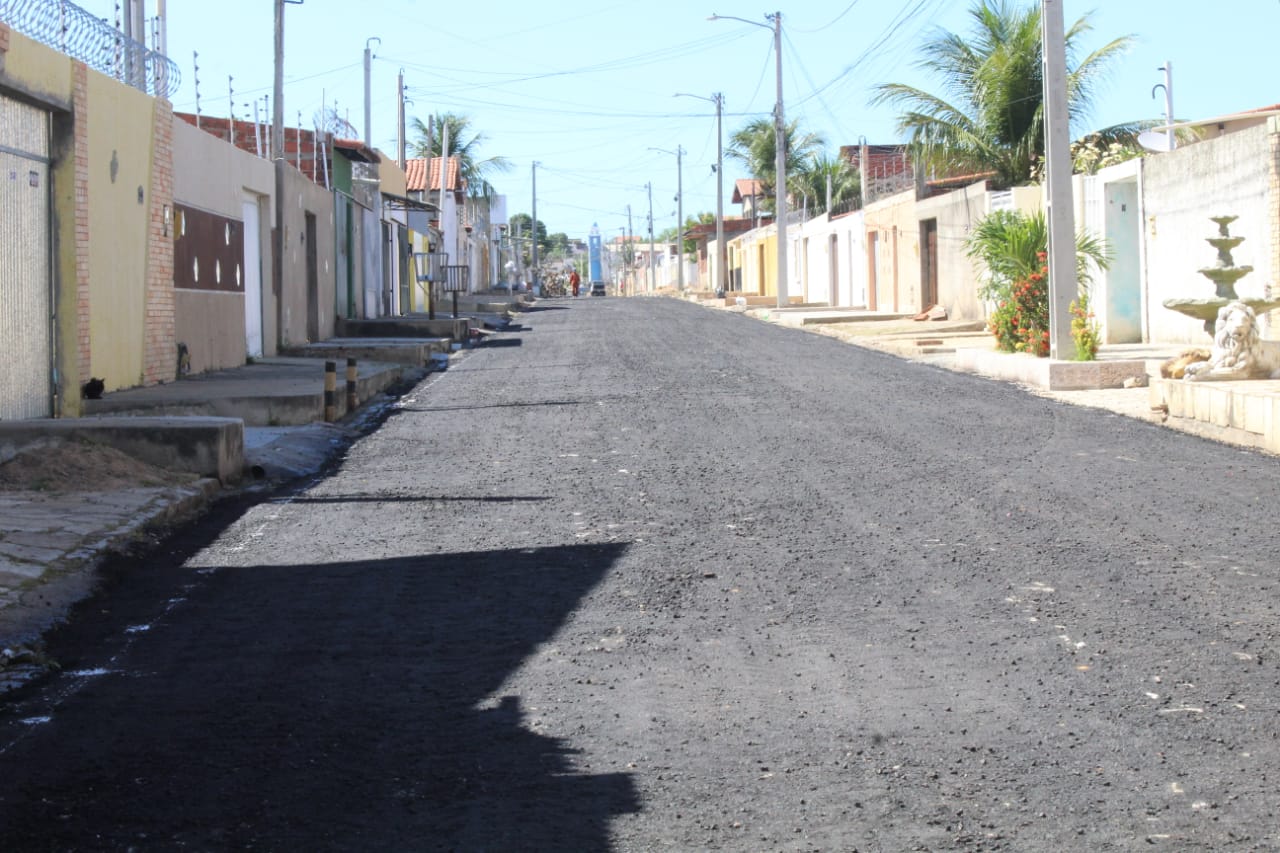 Ruas e avenidas do bairro Vingt Rosado recebem obras de pavimentação asfáltica