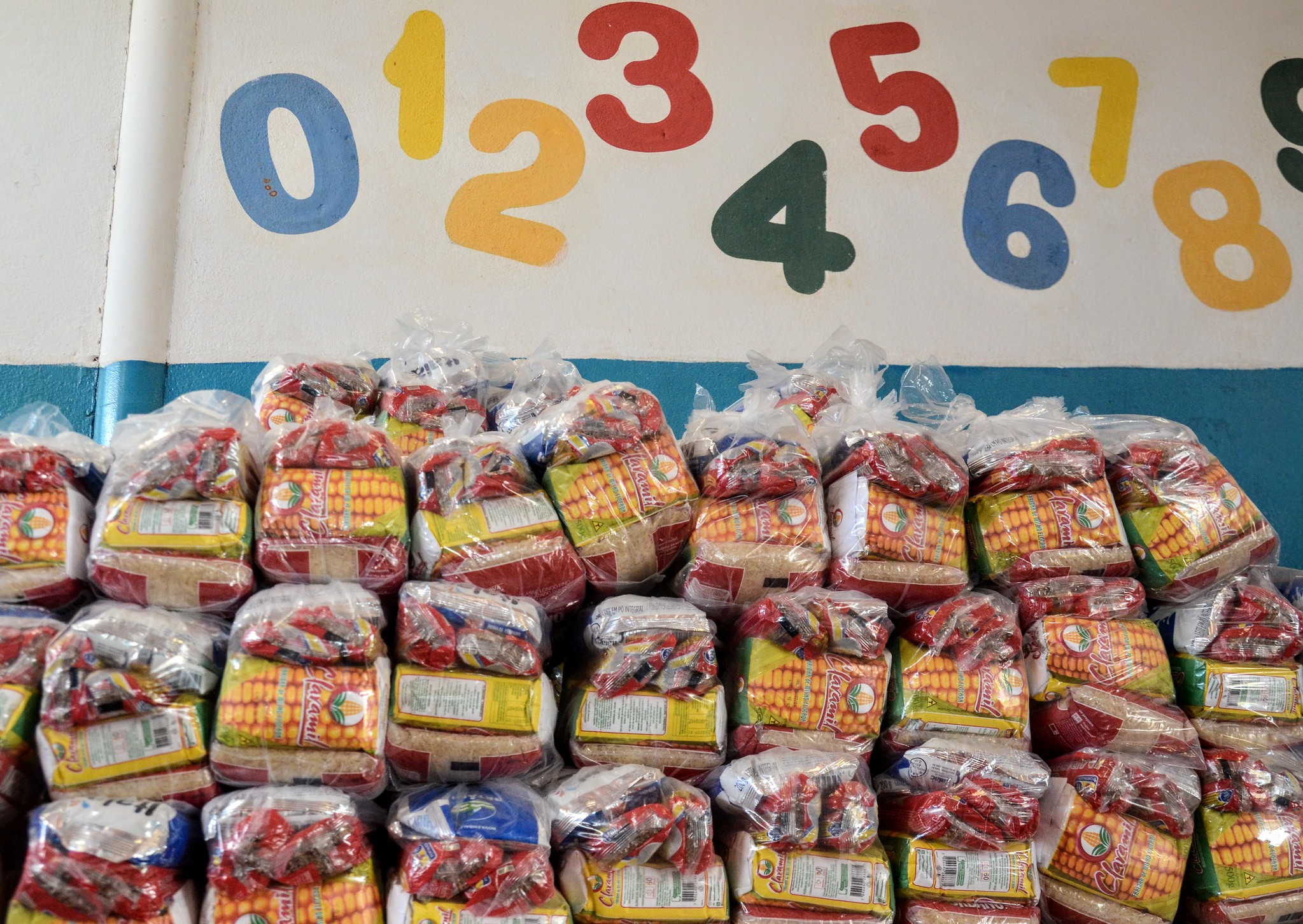 Secretaria de Educação já distribuiu mais de 330 toneladas de alimentos para alunos da rede