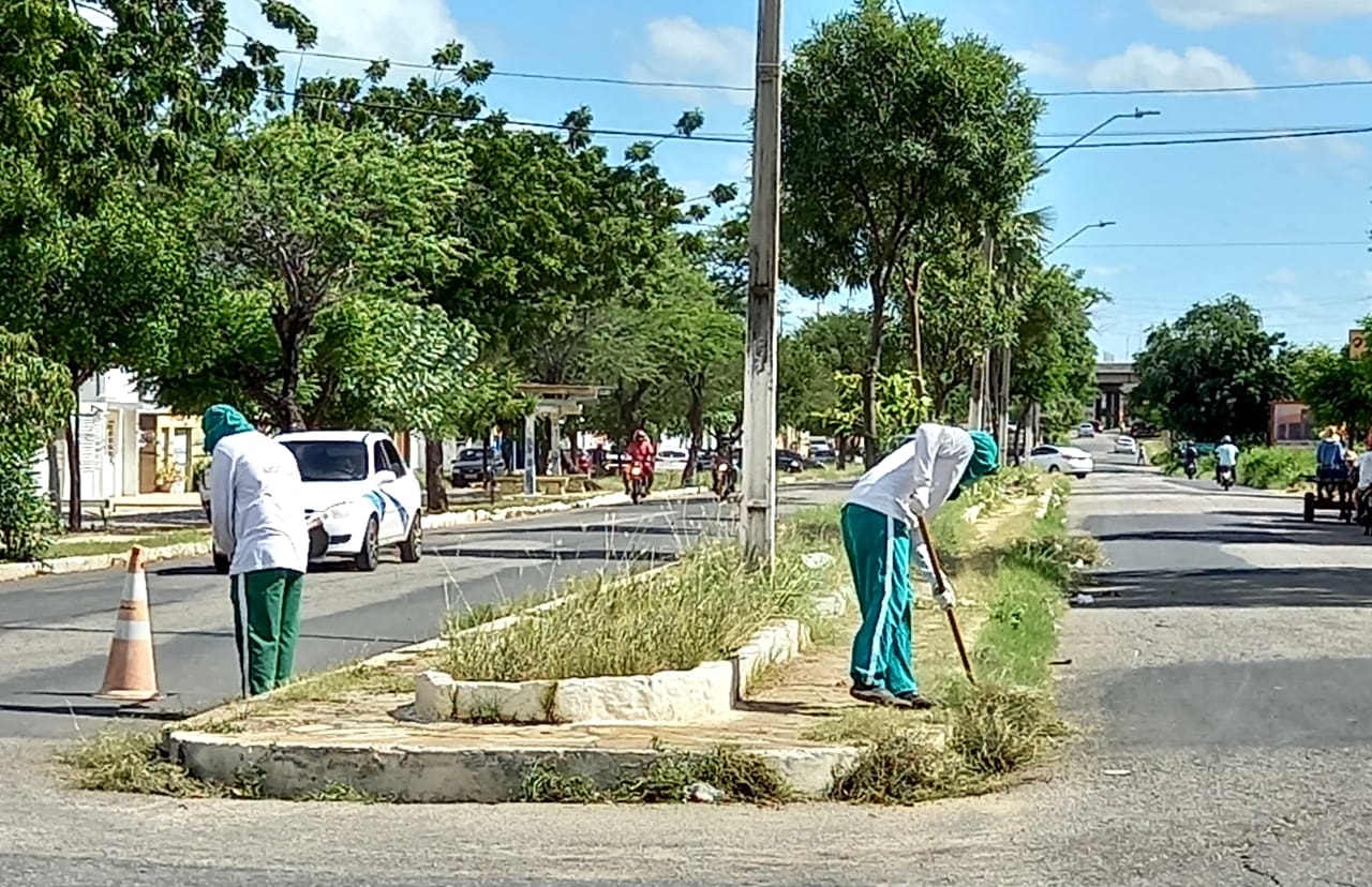 Ruas do Abolição II recebem serviços de limpeza urbana