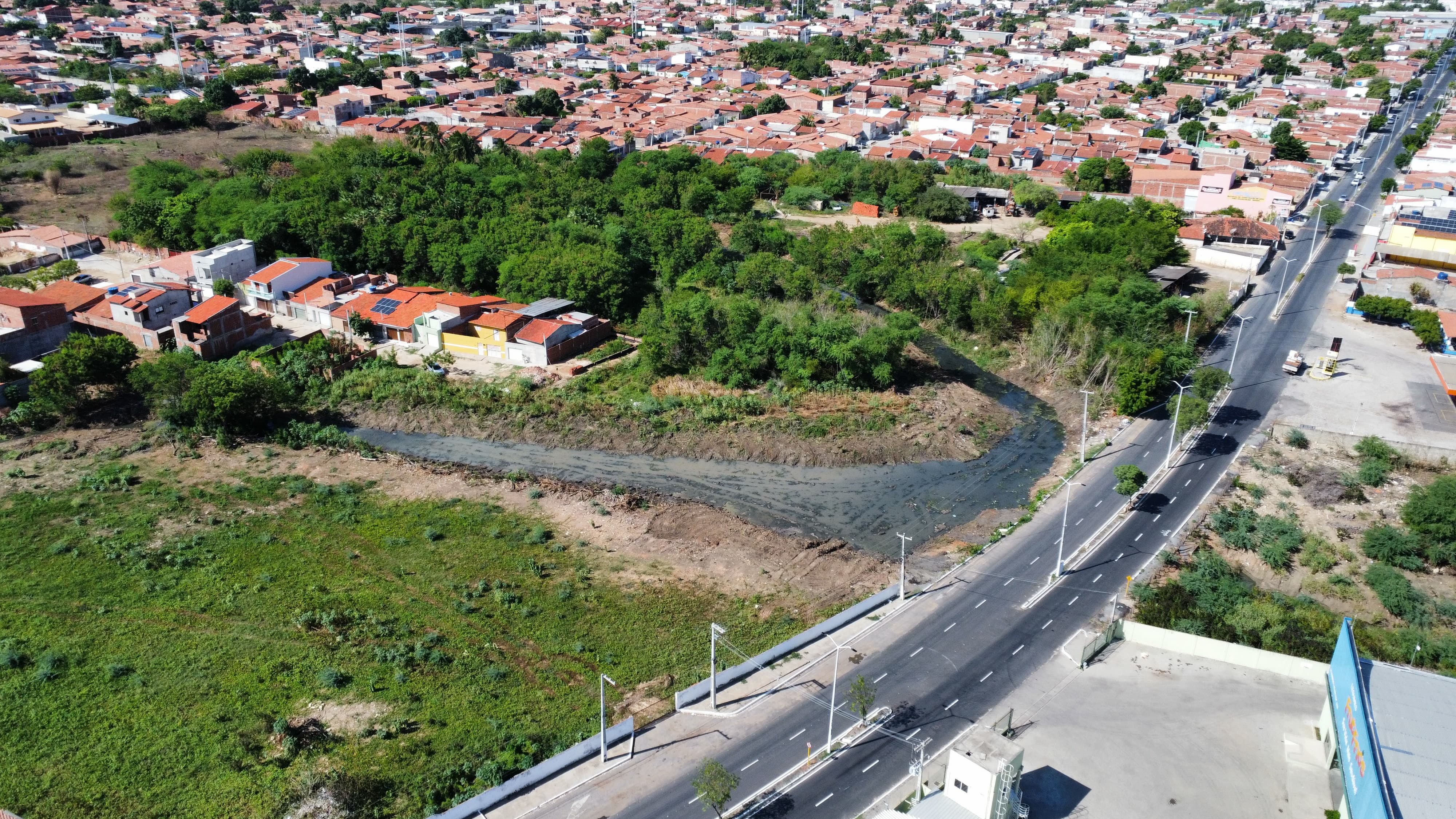“Mossoró Limpa” - Canal que interliga os bairros Belo Horizonte e Alto da Conceição recebe serviço de limpeza