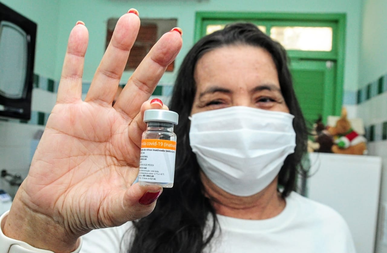 Coronavac: Mossoró vacina profissionais de saúde e idosos com D2 em atraso