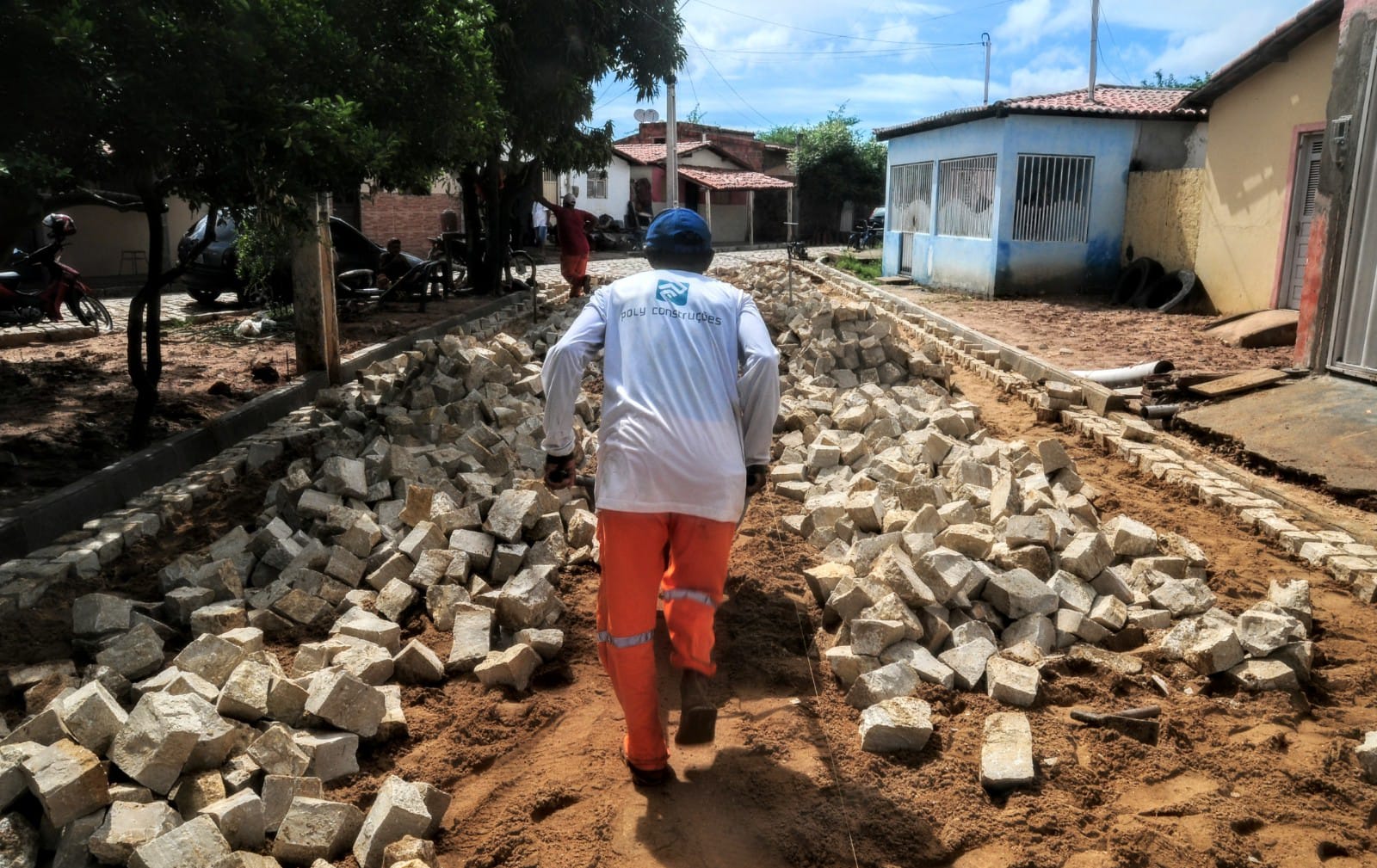 Obras de pavimentação de ruas são realizadas no bairro Alto do Sumaré