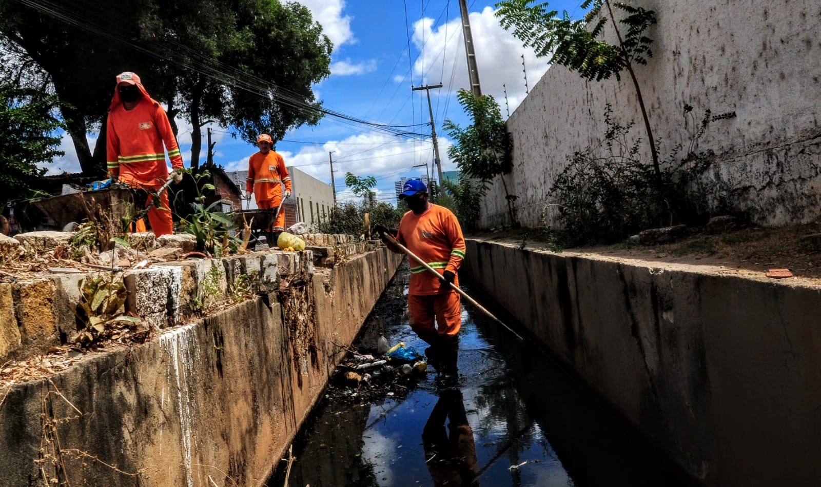 Município intensifica limpeza em rede de drenagem do bairro Aeroporto