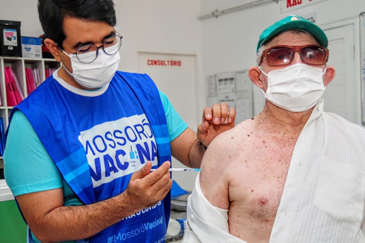 Reforço da vacina contra Covid-19 para idosos é iniciado em Mossoró