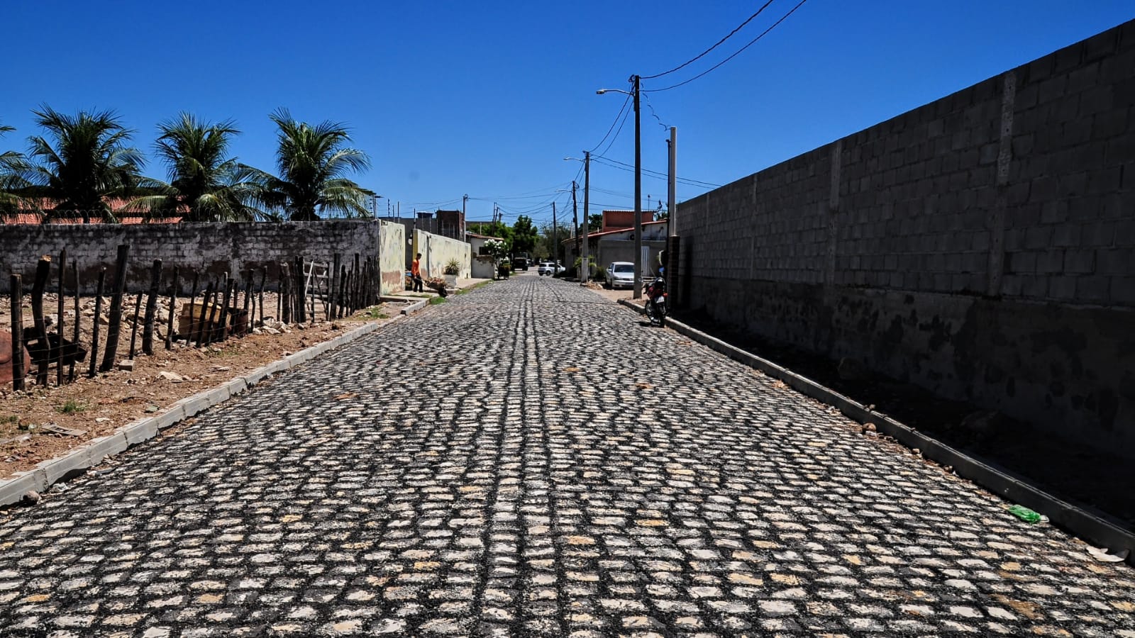 Prefeitura conclui calçamento de ruas dos Pereiros e população comemora