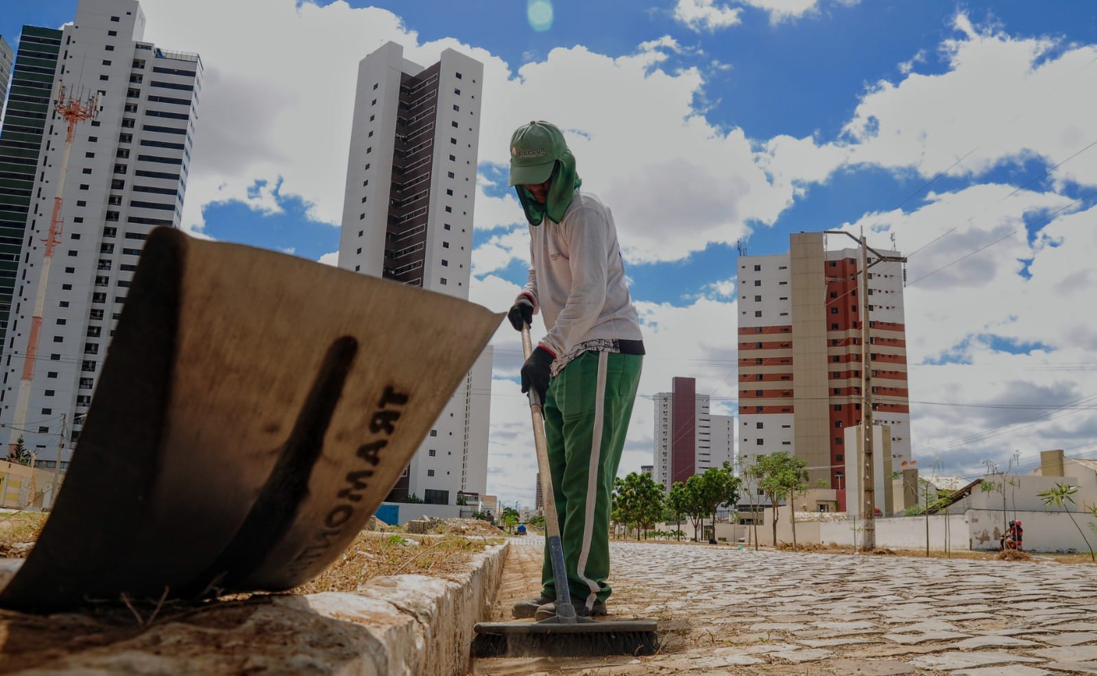 Equipes da limpeza urbana realizam trabalho na Avenida Mota Neto
