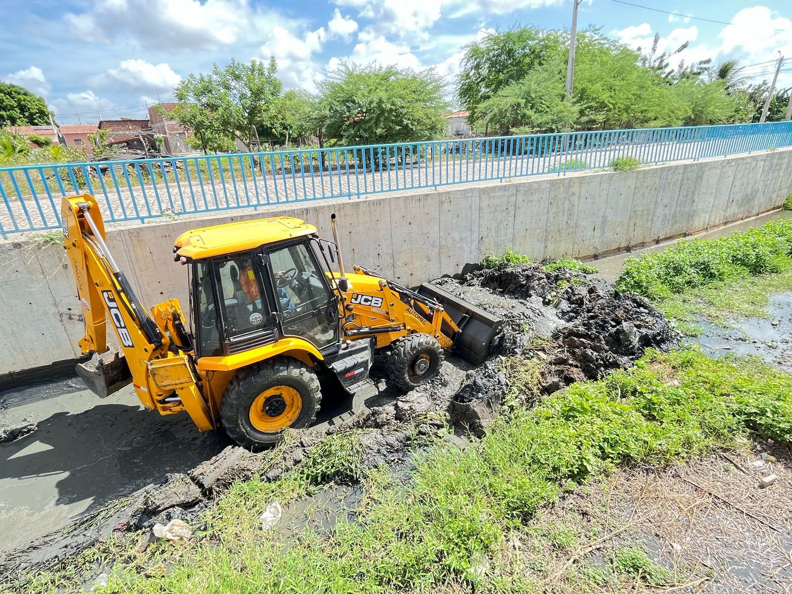 Prefeitura inicia mutirão de limpeza no canal do Santa Helena