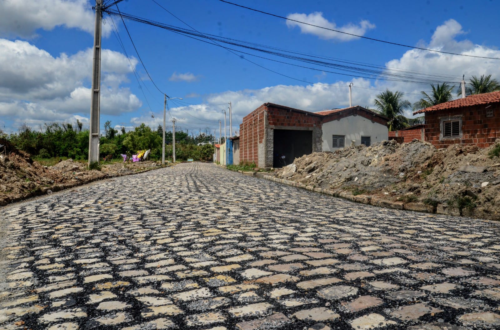 Operação tapa-buracos segue em andamento nas ruas da comunidade Pintos