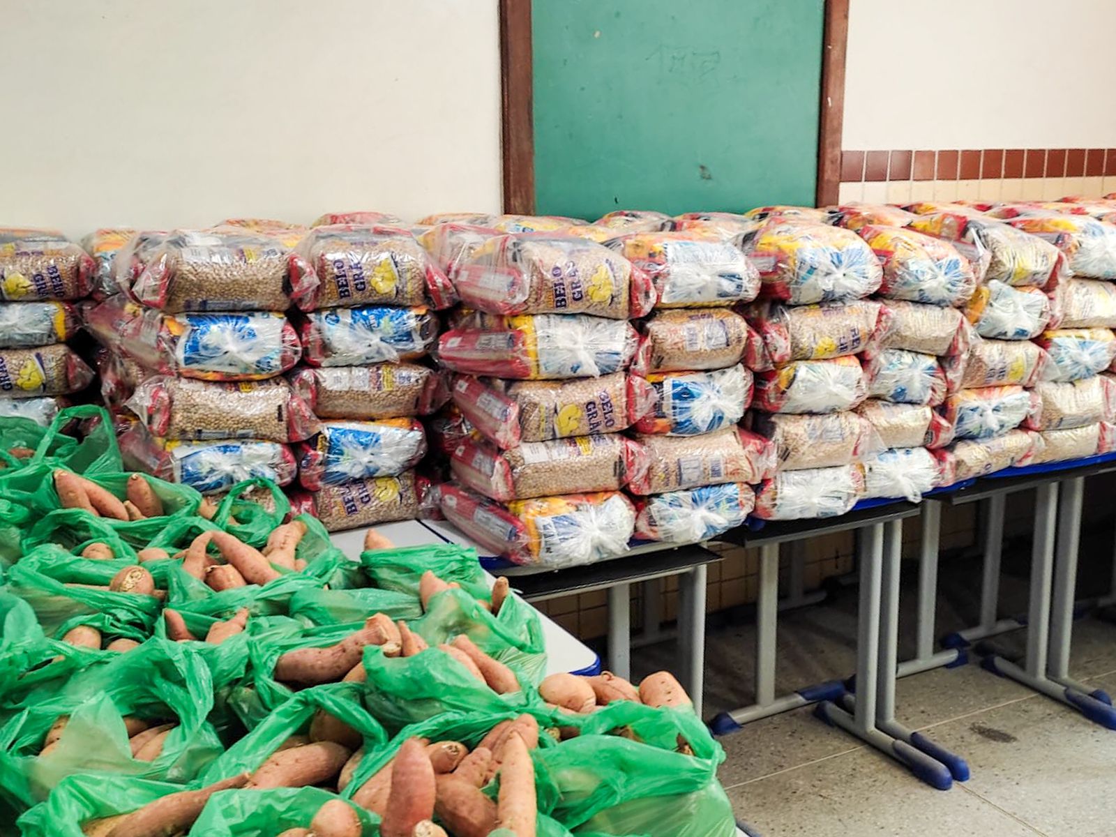 Prefeitura de Mossoró já distribuiu mais de 10 mil kits da merenda escolar  para alunos do município