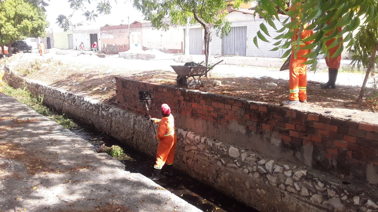 Limpeza de canais e córregos é realizada no bairro Vingt Rosado
