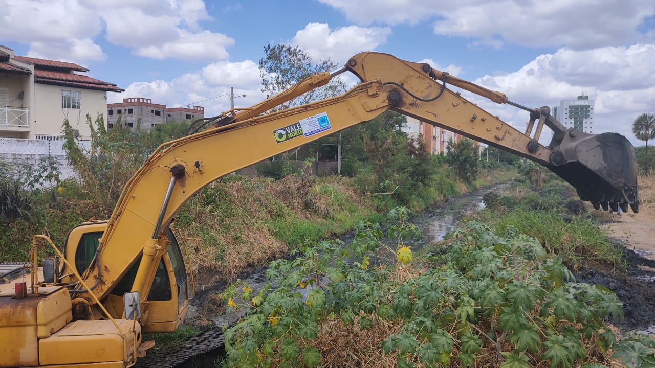 Secretaria de Infraestrutura promove limpeza no Canal Sal Pinto