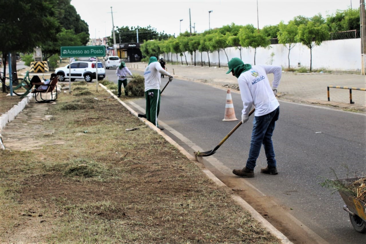 Ruas do Abolição IV recebem serviços de limpeza urbana