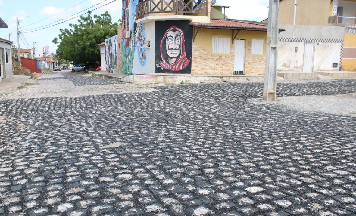 Reparos em calçamentos de ruas garantem melhorias em acessibilidade e drenagem