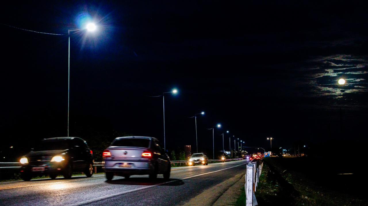 Prefeitura de Mossoró instala iluminação em trecho da BR-110
