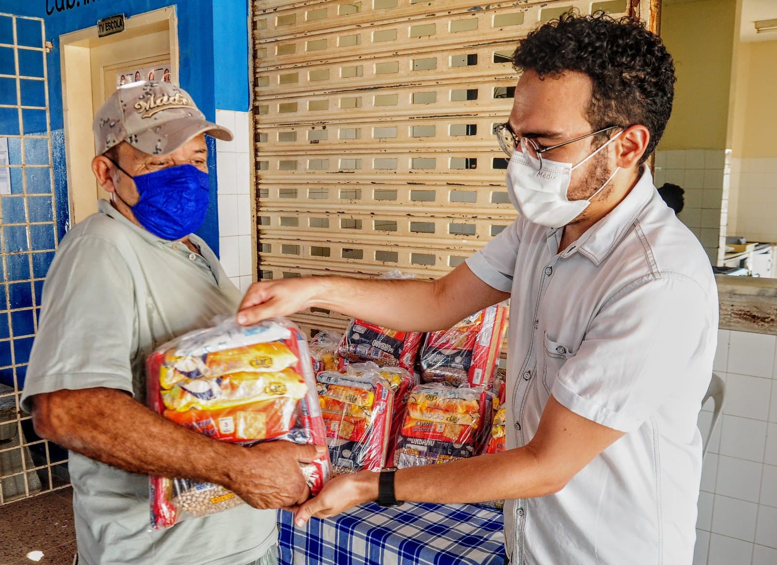 Prefeitura inicia distribuição de 14 mil kits de alimentos para alunos de escolas municipais