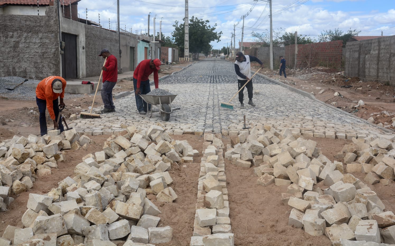 “Mais Calçamento” - Rua Francisco das Chagas do Carmo recebe pavimentação
