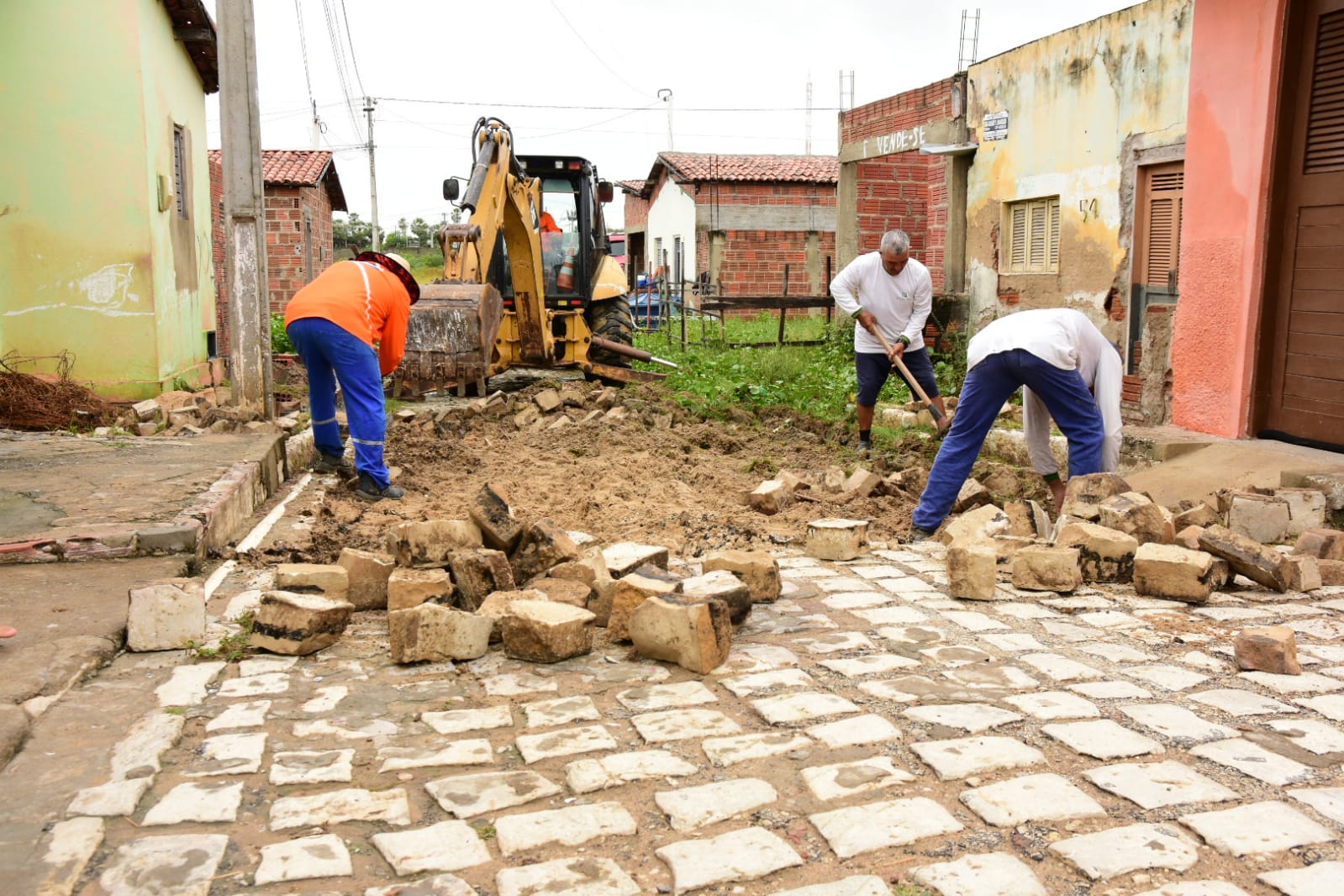 Operação tapa-buracos contempla ruas no bairro Pintos