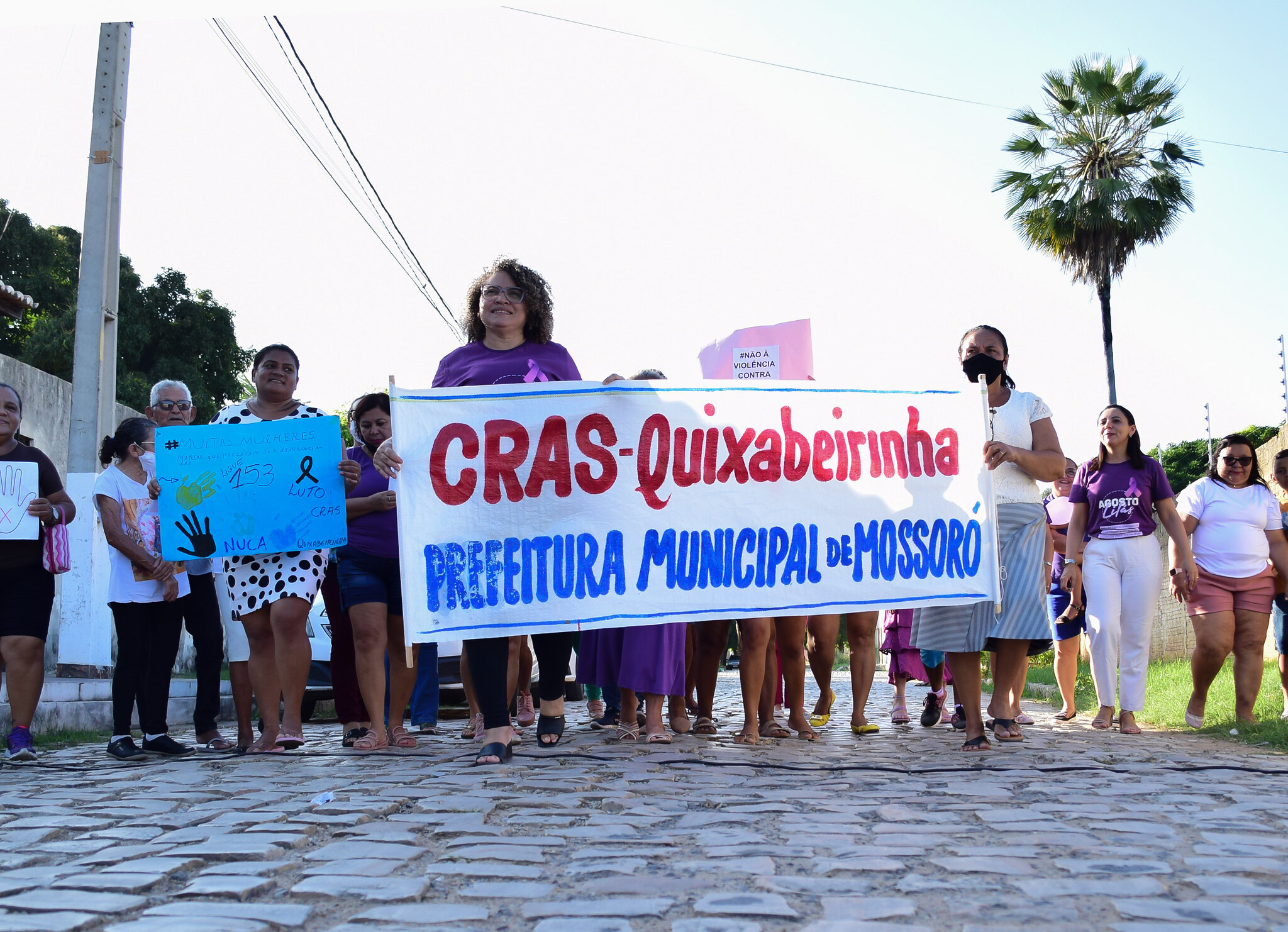 “Maria vai às ruas”: CRAS Quixabeirinha realiza ação para enfatizar a importância de combater a violência doméstica
