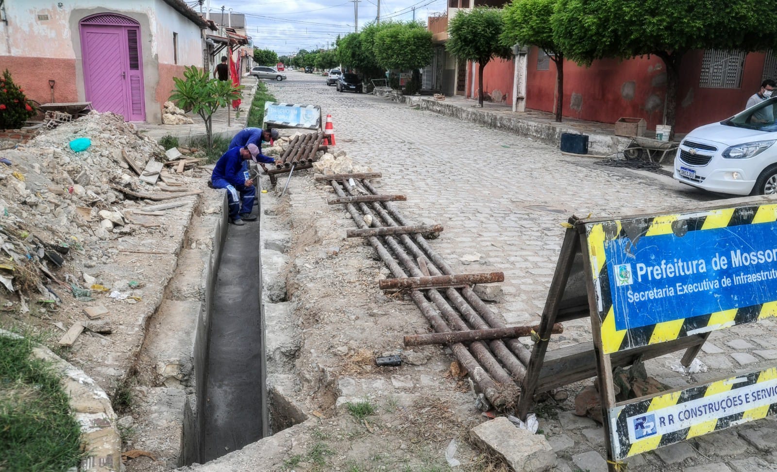 Prefeitura realiza obras de drenagem nos bairros Paredões e Barrocas