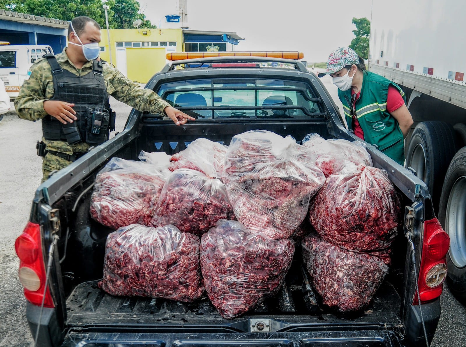 Serviço de Inspeção Municipal apreende 360 quilos de carne e peixe em ação conjunta na BR-304