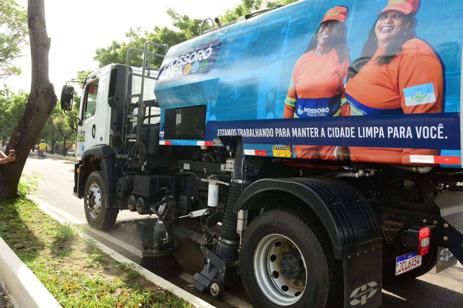 Prefeitura passa a contar com caminhão equipado com varredeira mecânica para aprimorar a limpeza urbana