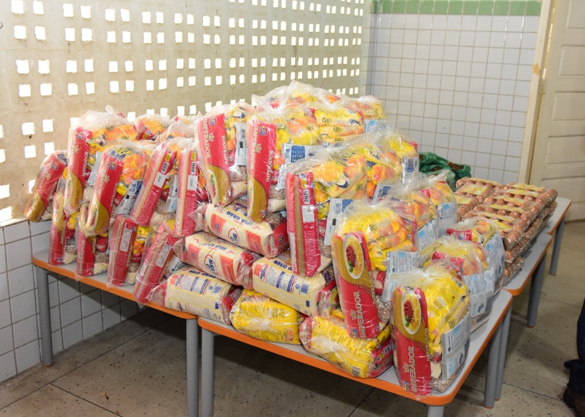 UEI do Dom Jaime Câmara realiza entrega de kits de alimentos aos alunos
