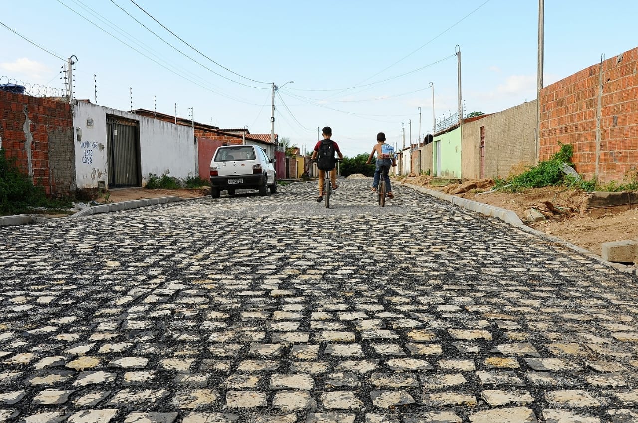 Moradores comemoram avanço de pavimentação no Conjunto Novo