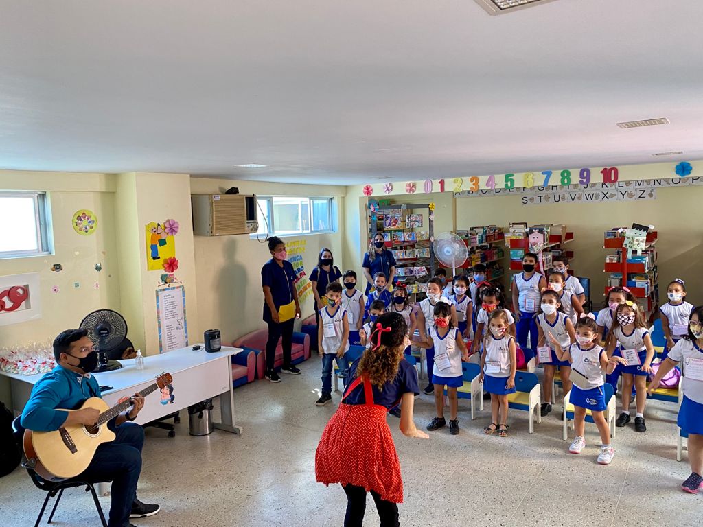Estudantes visitam Biblioteca Municipal e participam de programação alusiva ao Dia das Crianças