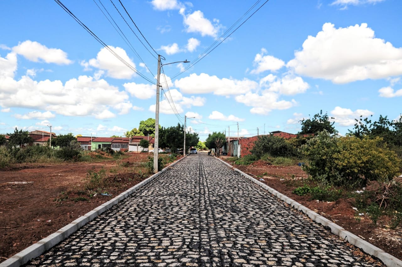 Pavimentação de ruas avança no Carnaubal