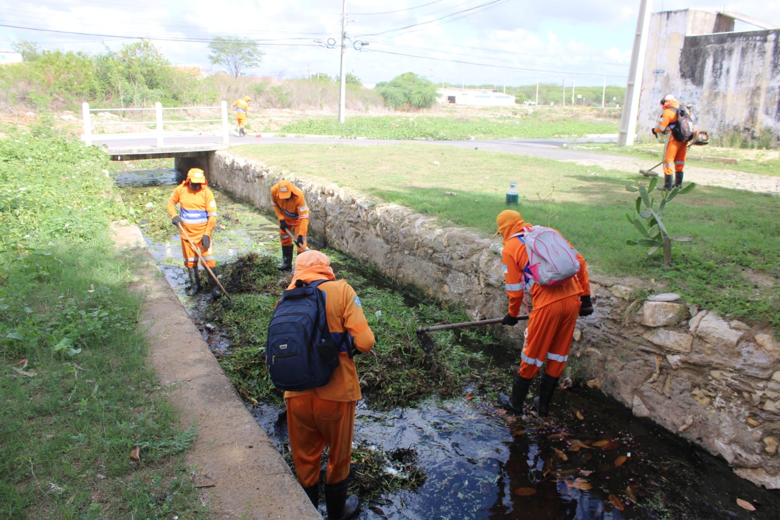 “Mossoró Limpa”: Prefeitura promove limpeza do canal do conjunto Vingt Rosado