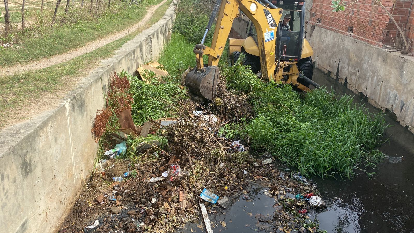 Prefeitura fortalece limpeza de canais por meio do programa “Mossoró Limpa”