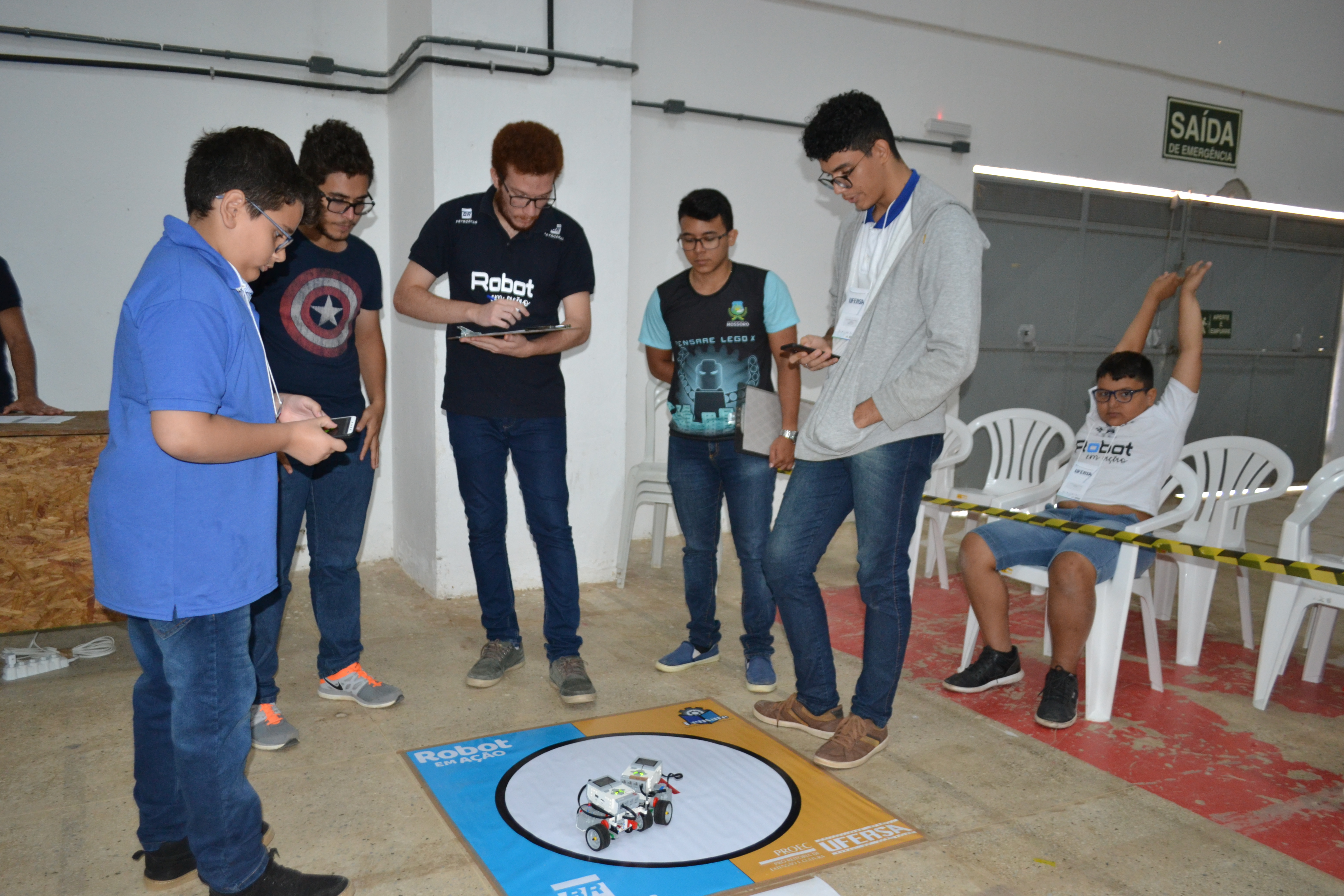 Alunos da rede municipal do projeto "Robot em ação" participam da IX Feira de Ciências do Semiárido