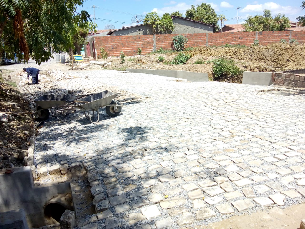 Prefeitura realiza serviço de drenagem na Rua Marinho Dantas, no bairro Belo Horizonte