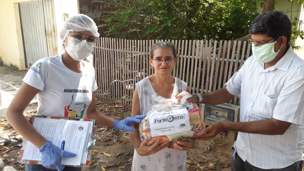 Famílias atendidas pelo CRAS Abolição IV recebem doações de cestas básicas