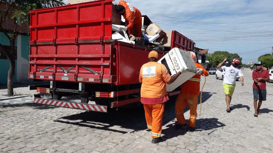 Papa-treco recolhe materiais sem uso nos bairros Bom Jardim e Paredões